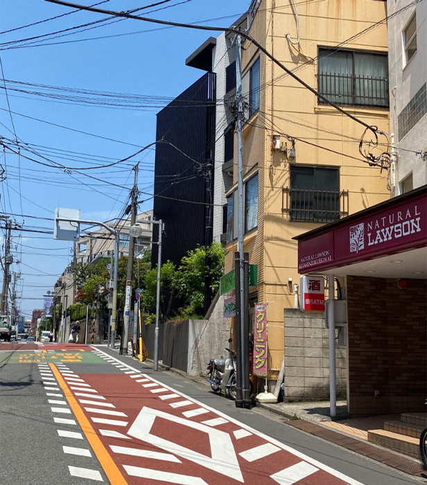 駅出口を右へ（右手にローソン）